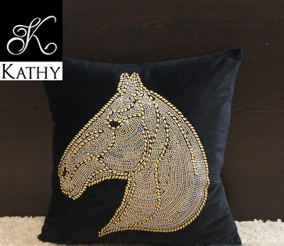 HORSE Vỏ gối nhung thêu ngựa màu đen 7021