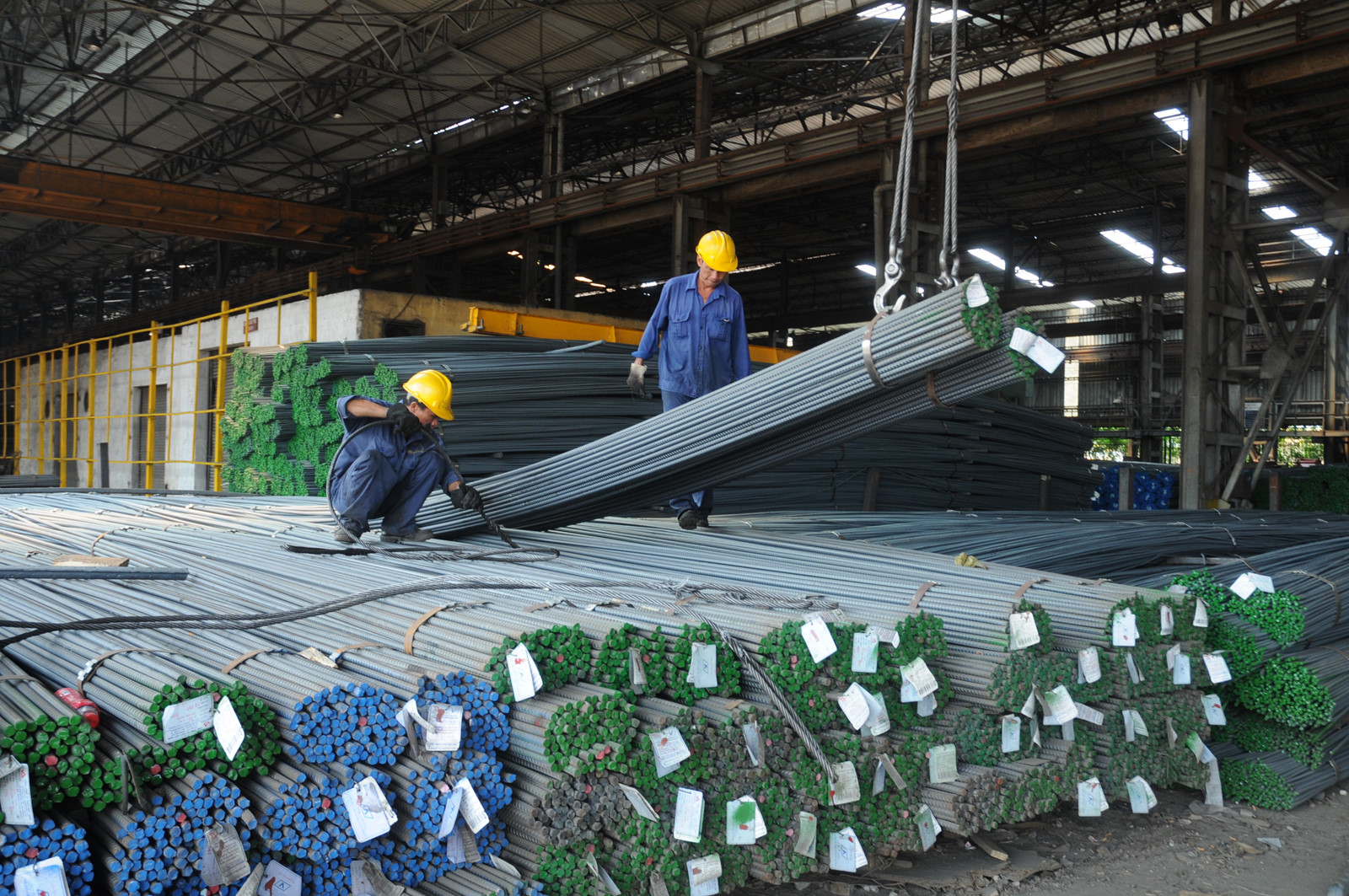 Giá thép tăng mạnh so với đầu năm