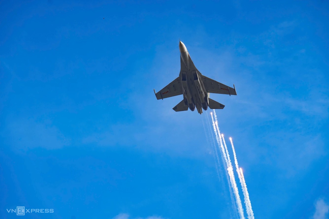 A80 - Su-30MK2 thả bẫy nhiệt trên bầu trời Ba Đình - Hà Nội