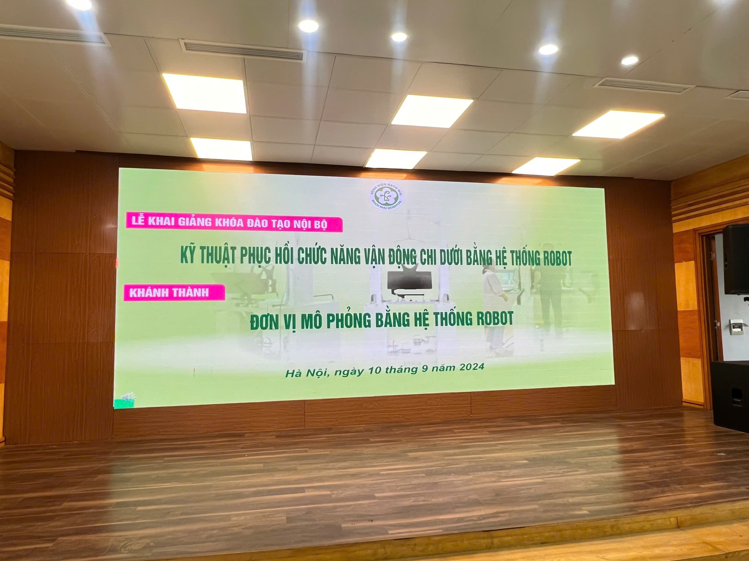 Chương trình đào tạo thực hành “Kỹ thuật PHCN vận động chi dưới bằng hệ thống ROBOT và khánh thành đơn vị mô phỏng bằng hệ thống ROBOT”