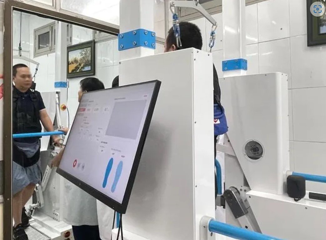Bị di chứng đột quỵ, được robot huấn luyện dáng đi