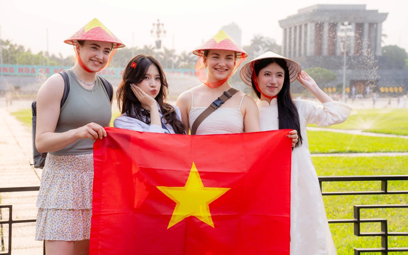 Thủ đô Hà Nội rợp cờ hoa, ngàn người chụp ảnh chào mừng ngày thống nhất 30/4/2025