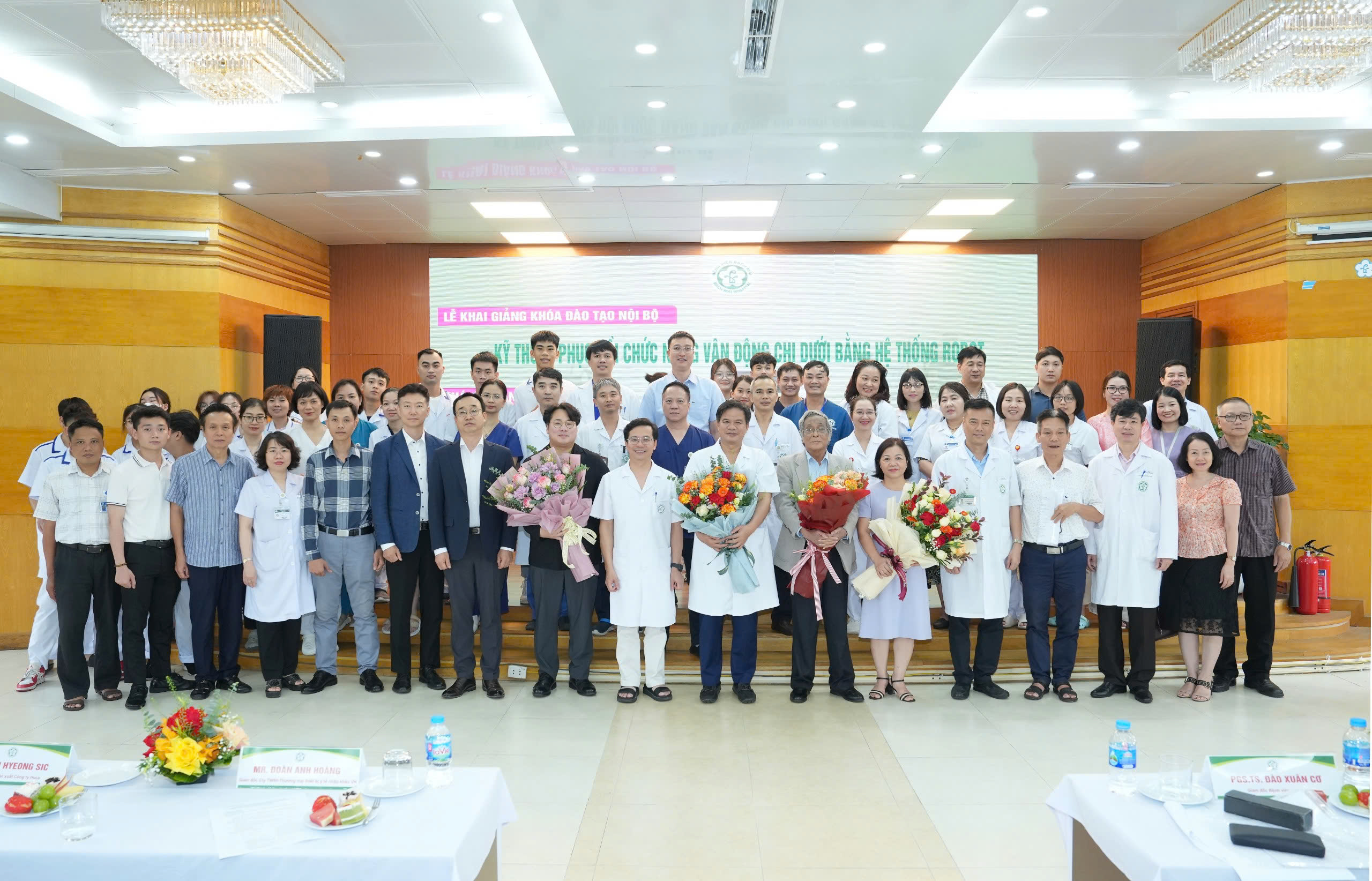Bệnh viện Bạch Mai khánh thành đơn vị phục hồi chức năng vận động chi dưới bằng hệ thống Robot.