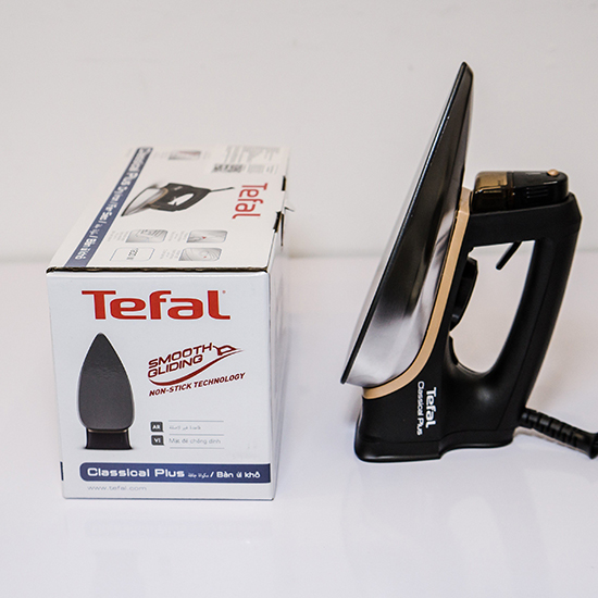 Bàn ủi khô Tefal tích hợp bình xịt FS3120L0
