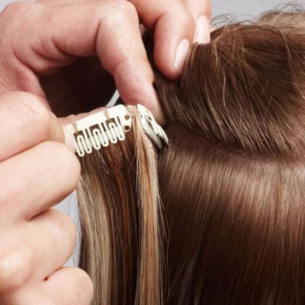 Tóc giả kẹp phím nếu không được chải mượt trước khi kẹp sẽ dễ bị rối, khiến việc kẹp không chắc chắn và tóc giả bị tuột ra