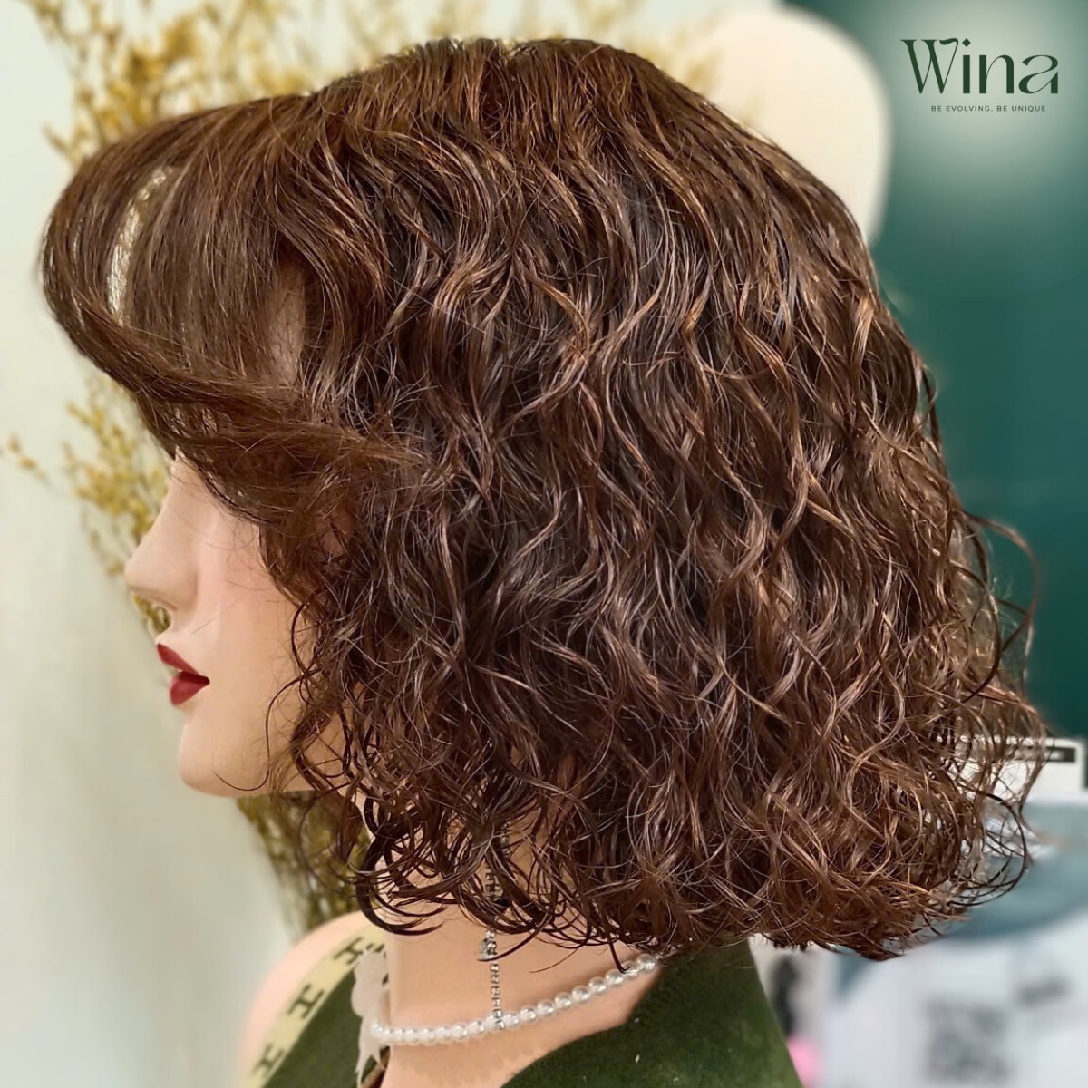 Tại nhà, bạn chỉ nên nhuộm tóc giả sang màu đậm hơn (ví dụ từ nâu sáng sang nâu chocolate, đen)