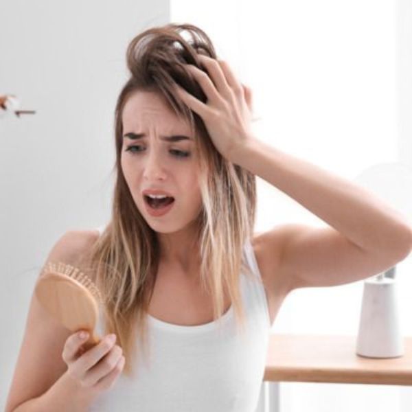 Bị rụng tóc nhiều không rõ nguyên nhân thường gây ra lo lắng, bất an