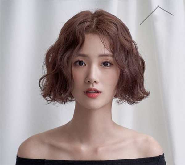 Tóc uốn Hàn Quốc mang lại sự quyến rũ và nữ tính cho các cô gái. Với những đường cong mềm mại và tinh tế, kiểu tóc này giúp bạn trông đẹp và gợi cảm hơn bao giờ hết. Hãy để tóc của bạn thể hiện phong cách và sự sang trọng với kiểu tóc uốn Hàn Quốc.