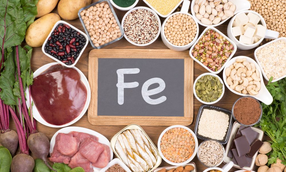 Thiếu sắt khiến nang tóc không nhận đủ oxy và dưỡng chất, dẫn đến rụng tóc