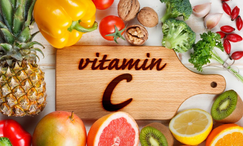 Vitamin C và E là những chất chống oxy hóa mạnh mẽ, giúp bảo vệ nang tóc