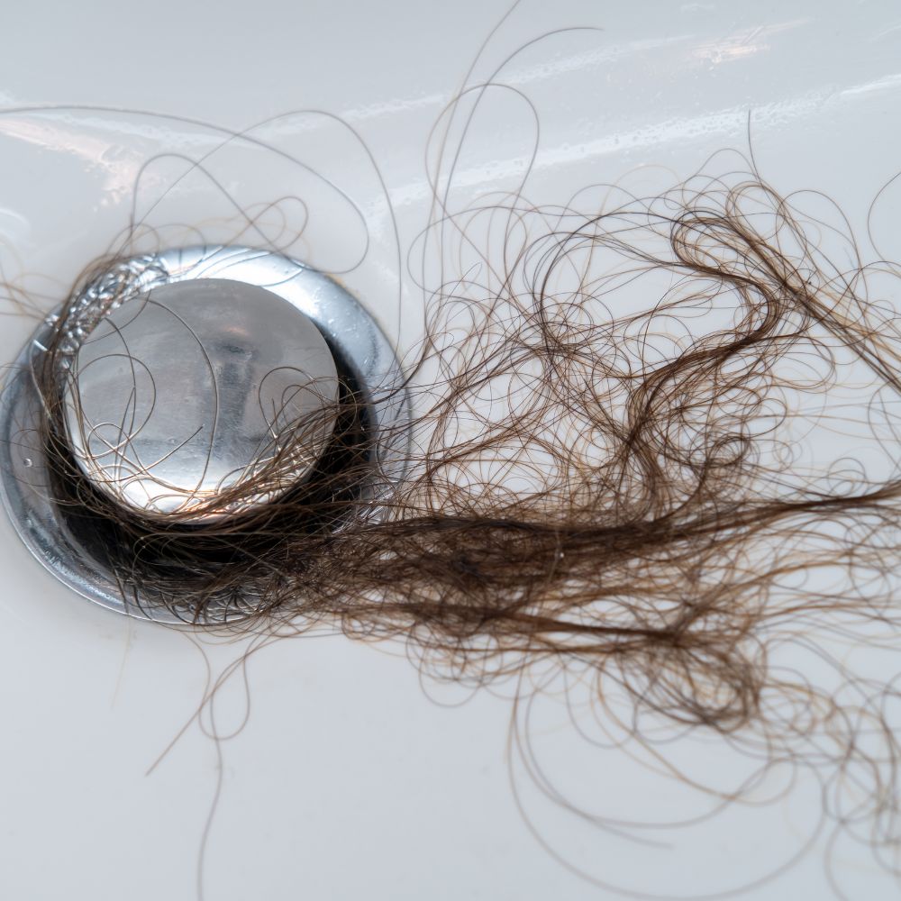 Sáng thức dậy thấy gối đầy tóc, chải đầu nhẹ cũng rụng – đây chắc chắn là cơn ác mộng của hầu hết mọi người, đặc biệt là chị em bước vào độ tuổi trung niên