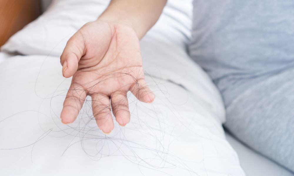 Mỗi sáng thức dậy, điều đầu tiên bạn nhìn thấy không phải là ánh bình minh, mà là những sợi tóc vương trên gối