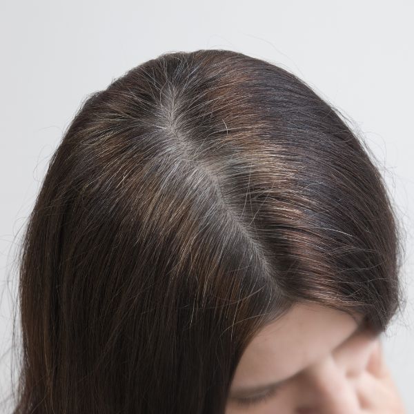 Chị không phải nhuộm phủ bạc 3–4 tuần một lần nữa. Tóc thật và da đầu cũng ít phải tiếp xúc hóa chất, giảm nguy cơ kích ứng