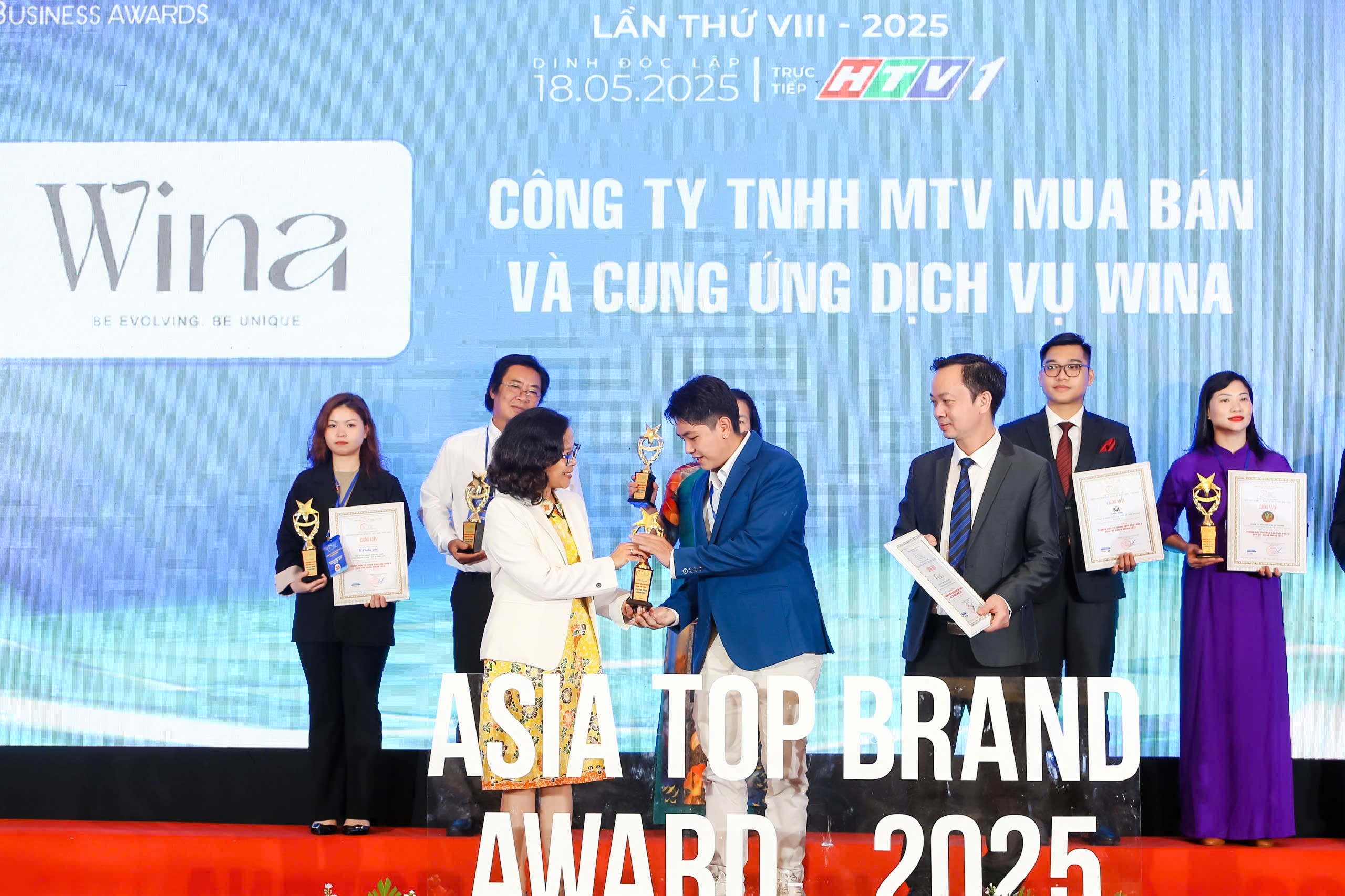 Giải thưởng “Top 10 Thương Hiệu Tóc Giả Hàng Đầu Châu Á 2025” không chỉ là sự công nhận về chất lượng, mà còn phản ánh chiến lược phát triển bài bản, bền vững và đậm chất sáng tạo của Wina