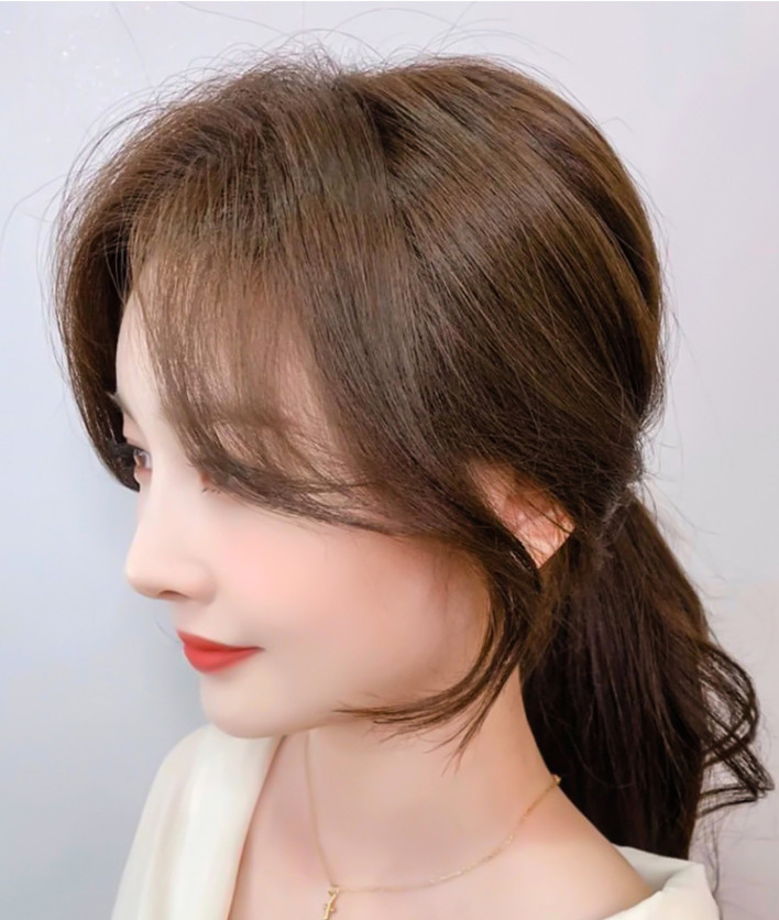 Tóc giả mái bay Hàn Quốc: Hãy để tóc giả mái bay Hàn Quốc giúp bạn trở thành cô gái xinh đẹp với mái tóc uốn xoăn đầy nữ tính. Không còn phải lo lắng về việc chăm sóc cho tóc dài, bạn vẫn có thể thỏa sức thay đổi thần thái bất cứ khi nào mình muốn.