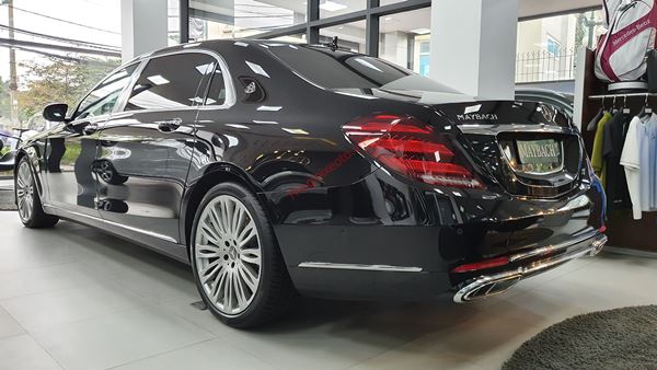 Phần hông của Mercedes Benz Maybach S450 2022
