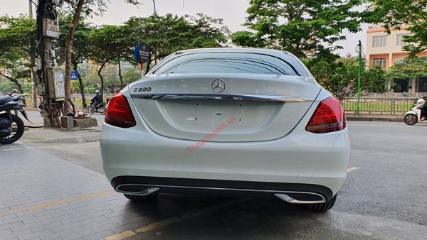 đuôi xe Mercedes C200 Exclusive 2021