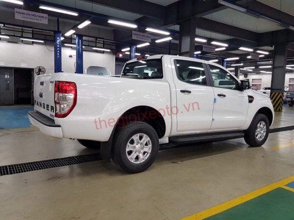 Bán tải Ford Ranger XLS AT 2021 màu trắng