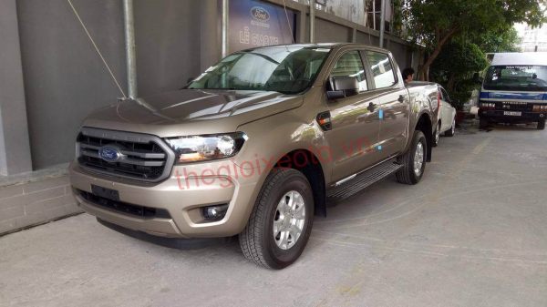 Ford Ranger màu ghi vàng
