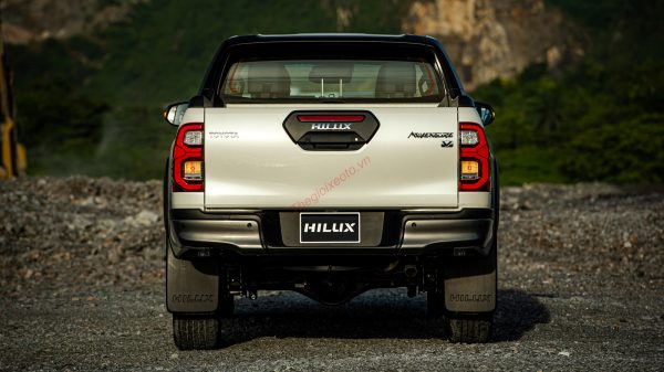 đuôi xe bán tải toyota hilux 2022