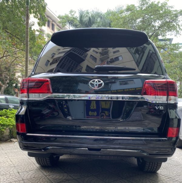 Cận cảnh đuôi xe Land Cruiser V8 khi độ body kit