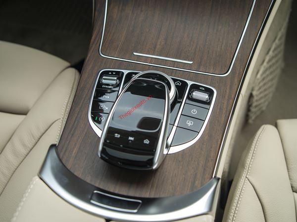 Hệ thống Touchpad điều khiển của mercedes c