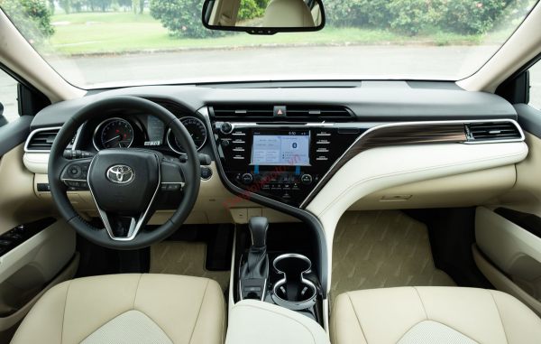 Không gian nội thất Toyota Camry 2.0G 2020