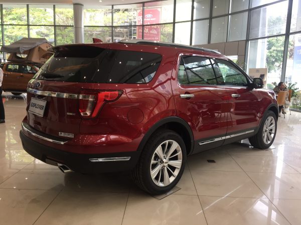 Phần hông xe Explorer màu đỏ 2021