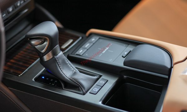 Hộp số tự động 8 cấp trên Lexus ES 250 2022
