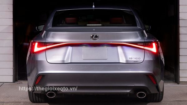 đuôi xe Lexus IS 2022