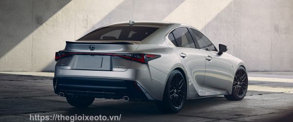 hông xe Lexus IS 2022