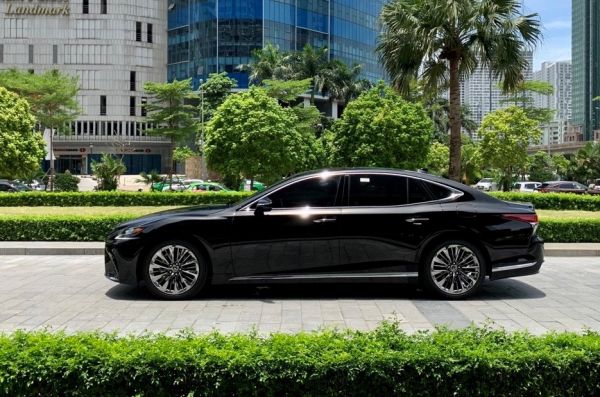 thân xe Lexus LS 500 và Lexus LS 500h 2022