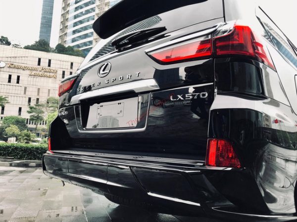 Ốp cản sau trong gói độ Super Sport cho Lexus LX570