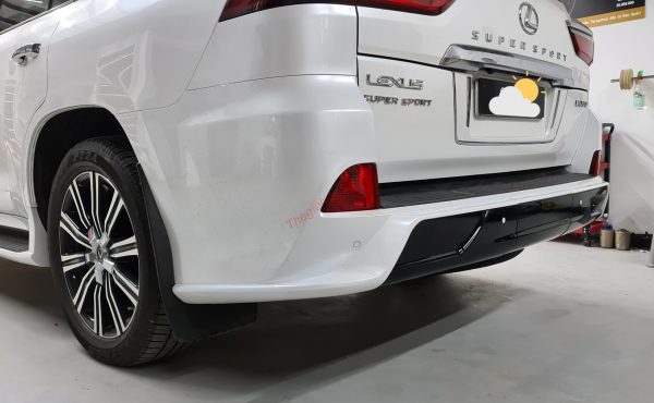 Cận cảnh ốp cản sau Lexus LX570 độ body kit Super Sport