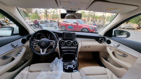 nội thất trên Mercedes C180 AMG 2022