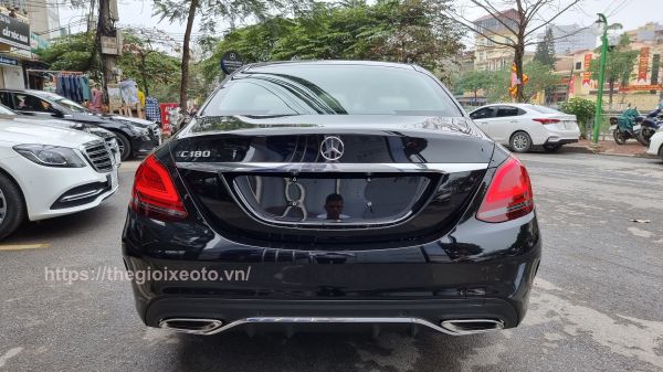 đuôi xe Mercedes C180 AMG 2021