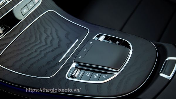 Hệ thống Touchpad trên Mercedes E 2022