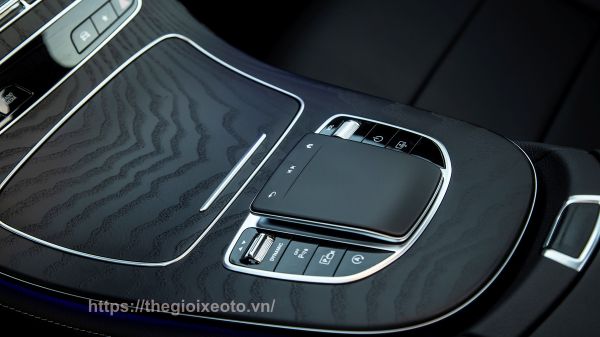 Hệ thống Touchpad trên Mercedes E 2022