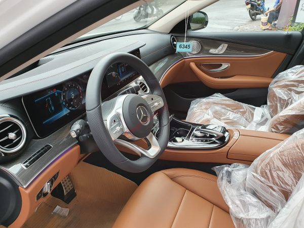 Vô lăng bọc da trên Mercedes E 2020