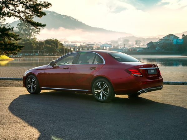 hông xe MERCEDES E180 2021
