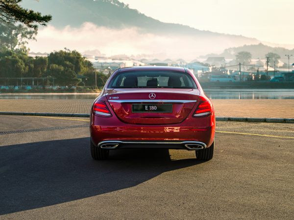đuôi xe MERCEDES E180 2021