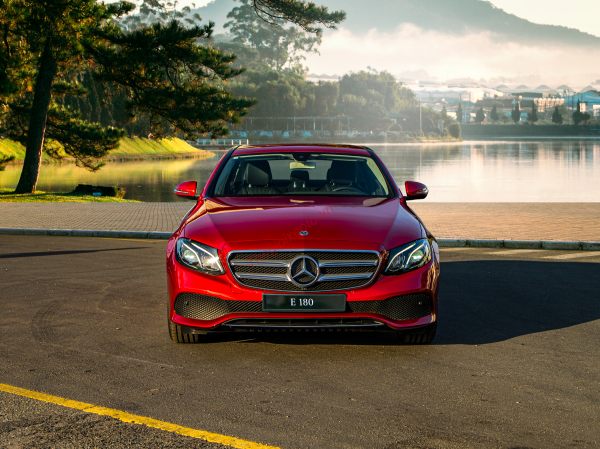 đầu xe MERCEDES E180 2021