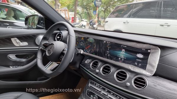 Hệ thống giải trí trên Mercedes E300 AMG 2022