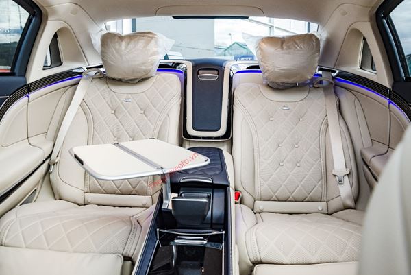 không gian ghế sau MERCEDES BENZ MAYBACH S560