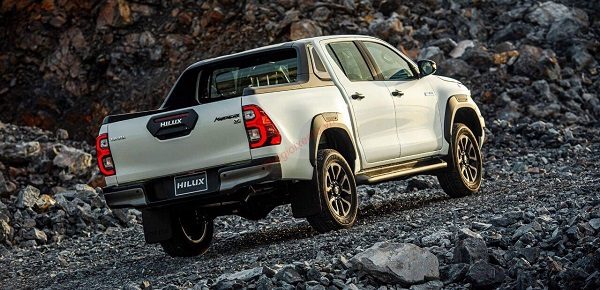 Phần hông xe bán tải Hilux 2023