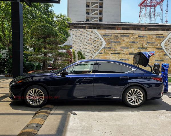 thân xe Lexus ES 300h 2022