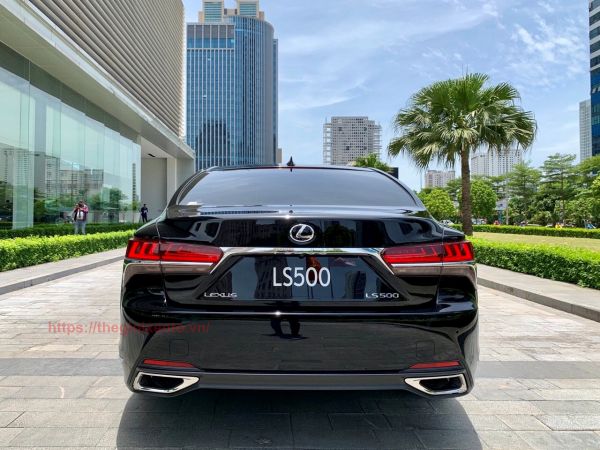Phần đuôi xe Lexus LS 500 và Lexus LS 500h 2022