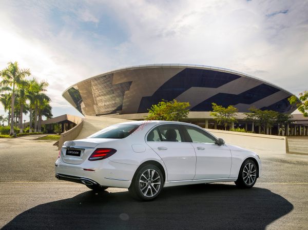 đuôi xe mercedes E200 Exclusive
