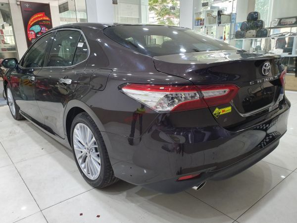 Toyota Camry màu nâu cafe