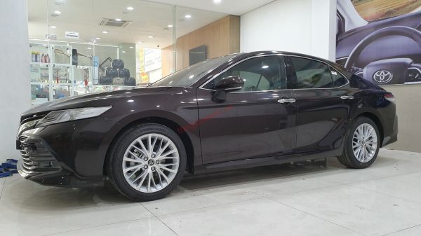Toyota Camry màu nâu cafe